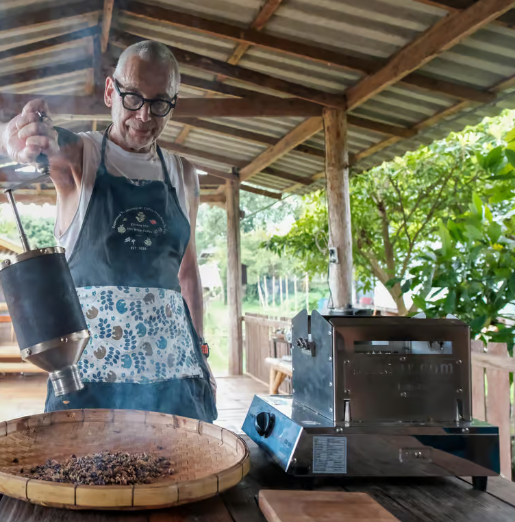 Kaffefarm i jungelen med brenning og brygging Chiang Mai