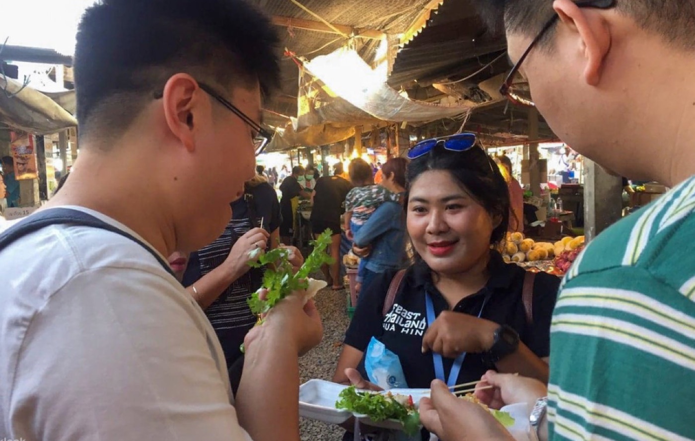 Lokal matopplevelse på marked i Hua Hin
