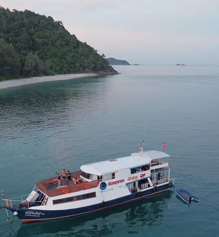 Dykkebåt ved Koh Lipe i rolig vann